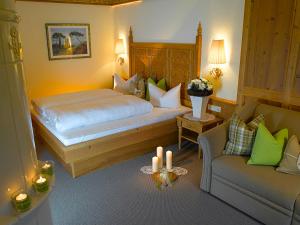 伊施格尔蒙塔纳拉酒店的酒店客房,配有床和沙发
