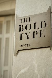 帕特雷The Bold Type Hotel, a Member of Design Hotels的建筑一侧的酒店标志