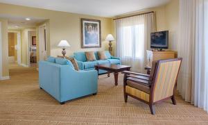 奥兰多Club Wyndham Bonnet Creek的客厅配有蓝色的沙发和椅子