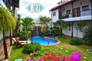 格拉纳达Hotel Dario Granada的享有带游泳池的房屋后院的景致