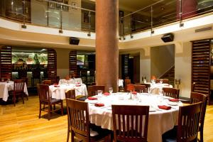 卡萨布兰卡勒斯赛宜斯昂斯酒店的一间设有白色桌椅的用餐室