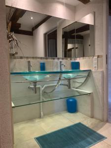 SenouillacLa Maison De Chloe的浴室设有2个玻璃水槽和镜子