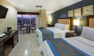 圣地亚哥洛斯卡巴霍德帕中央广场酒店的酒店客房设有两张床和电视。