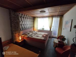 Klobouky u BrnaMotel Podkova的一间卧室设有一张床和一个窗口