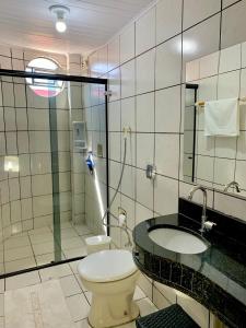 巴雷拉斯Principe Hotel的浴室配有卫生间、盥洗盆和淋浴。