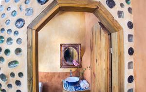科洛尼亚-德尔萨克拉门托Caliu Earthship Ecolodge的一间带水槽和镜子的浴室