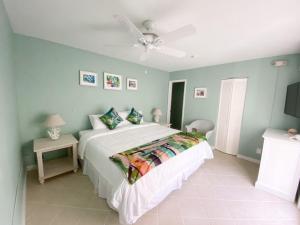 Authors Key West Guesthouse客房内的一张或多张床位