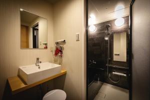 八王子市HOTEL BLAX的一间带水槽和淋浴的浴室