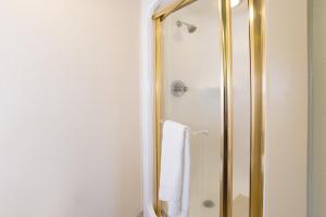 迈尔斯堡迈尔斯堡机场旅程住宿酒店的浴室内带镜子的淋浴