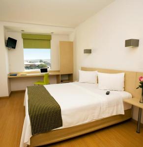 阿瓜斯卡连特斯圣马科斯One酒店客房内的一张或多张床位