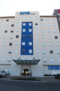 克雷塔罗One Queretaro Centro Sur的一座多功能的医院建筑,上面有蓝色的标志
