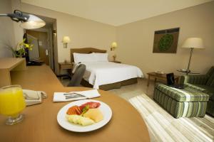 卡门城卡门城嘉年华酒店的一间酒店客房,桌子上放有一盘水果