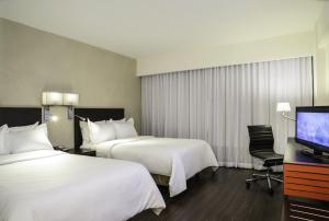 蒙特雷山谷嘉年华酒店客房内的一张或多张床位