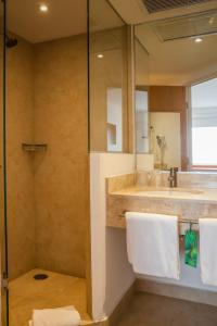 莱昂万莱恩波利夫如姆酒店的一间带水槽和镜子的浴室