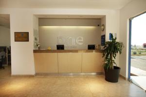 La Encantada萨尔蒂约波萨达斯集团One酒店的大堂,在办公室里,有柜台,有植物