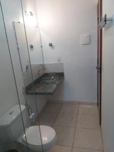 戈亚斯州上帕莱索Pousada Capim Dourado的一间带卫生间和水槽的浴室