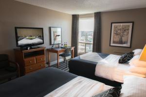 里贾纳Royal Hotel Regina, Trademark Collection by Wyndham的酒店客房设有两张床和一台平面电视。