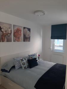 布达佩斯Rozsa 55 Appartment的一间卧室配有一张大床,提供蓝色的床单和枕头