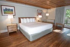 Olive HillCarter Caves State Resort Park的一间卧室配有一张大床和两张台灯。