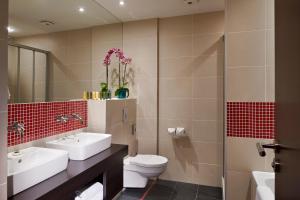布拉格布拉格红与蓝设计酒店的浴室配有2个盥洗盆、卫生间和淋浴。