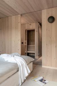 拉维拉Larix Lodge的一间带两张木墙床的卧室
