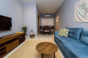 里约热内卢Apartamento em Ipanema com garagem | BT 82/208的客厅配有蓝色的沙发和桌子