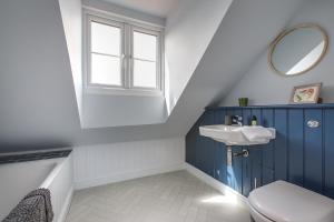 谢林汉姆The Sands Sheringham的一间带水槽和卫生间的浴室以及窗户。