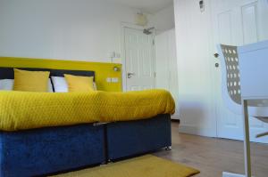 莱斯特Bell Gate House的一间卧室配有一张黄色毯子床