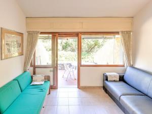 蓬塔阿拉Belvilla by OYO Le Mimose nr 11的客厅配有2张蓝色沙发
