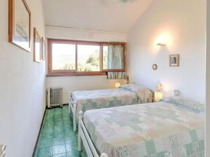 蓬塔阿拉Belvilla by OYO Le Mimose nr 11的带三张床和窗户的客房