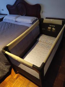 马林Apartamento LH的一张带床垫的木框架床