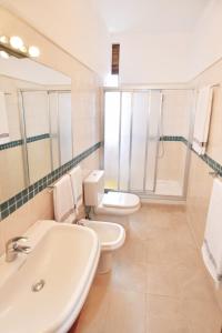 拉克鲁斯Apartamentos La Casa Verde的一间带水槽、卫生间和镜子的浴室