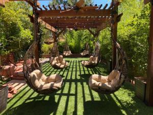 塞多纳Lantern Light Inn - Romantic Getaway的一个带椅子和凉亭的庭院