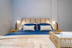 里约热内卢Apartamento em Ipanema com garagem | BT 82/208的一间卧室配有一张大床,提供蓝色的床单和枕头