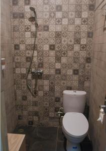 Pasola的一间带卫生间和淋浴的浴室