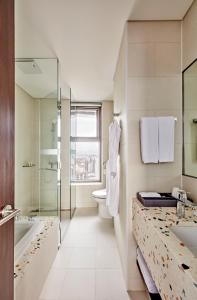 首尔HOTEL in 9 Gangnam的带淋浴卫生间和盥洗盆的浴室