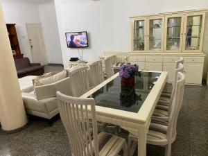 里约热内卢LADO DO METRÔ COPA 4 quartos的客厅配有玻璃桌和椅子