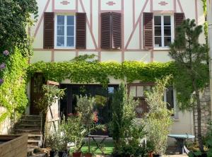 吉维尼Le studio du botaniste的前面有花园的房子