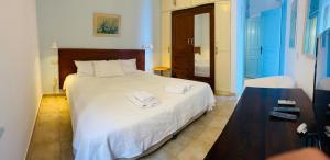 哈尔基岛Villa Amalia的卧室配有白色床和毛巾