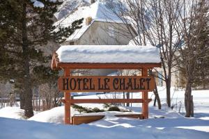 韦尔科尔地区格雷斯夏雷酒店的雪中标有酒店冰教堂的标志