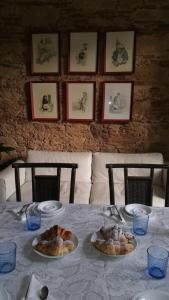 奥里斯塔诺Eleonora Room & Breakfast的一张桌子,上面放着两盘食物