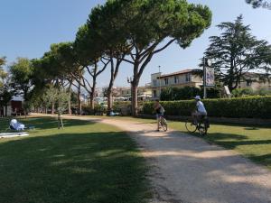 巴多利诺LA CASA DI MARZIA的两个人骑着自行车沿着公园的小径骑着