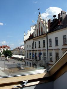热舒夫Trend Apartment Old Market Rzeszów的从建筑的窗户欣赏美景