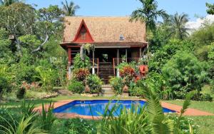 俊穆岛Piman Pu的一座房子前面设有游泳池