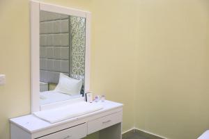 图赖夫Al Chaffa Chalets的浴室设有白色水槽和镜子