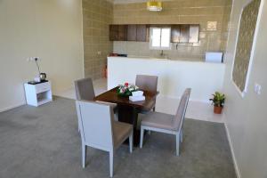 图赖夫Al Chaffa Chalets的厨房以及带桌椅的用餐室。