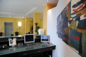 冯塔尼比安奇布拉瑞加酒店的办公室,桌子上装有电脑