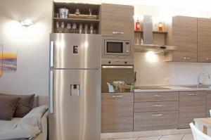 圣特雷莎加卢拉Condominio Le Palme的厨房配有不锈钢冰箱