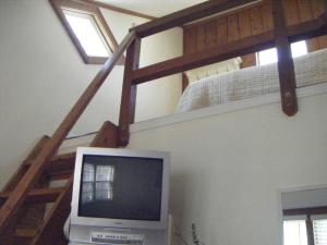 普罗温斯敦莫菲特之家宾馆的客房设有电视、带电视和电视的楼梯以及电视。