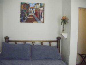 普罗温斯敦莫菲特之家宾馆的一间卧室配有一张壁画床